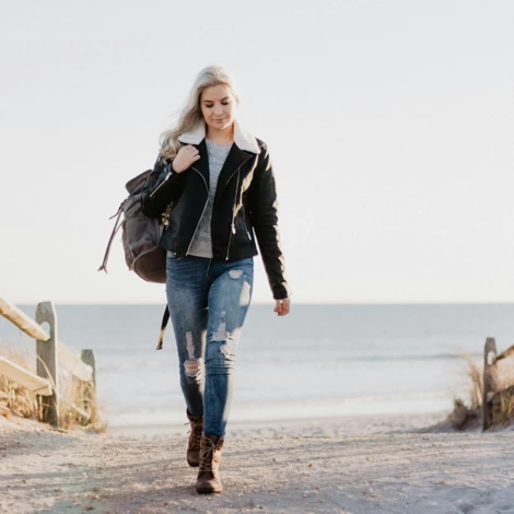 Vrouw onderweg in het dagelijks leven, buiten in beweging