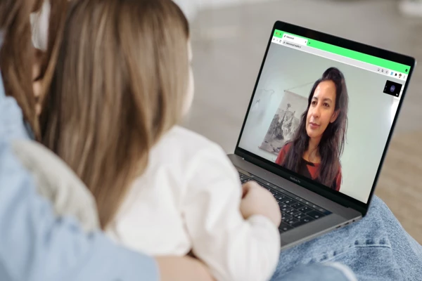 Begeleider in videogesprek met een deelnemer via Healfie